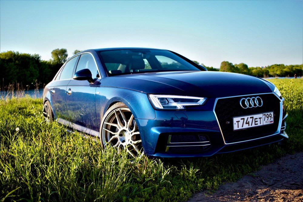Audi a4 голубая
