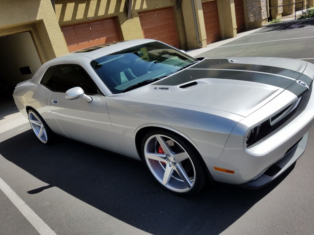 Dodge Challenger серебристый