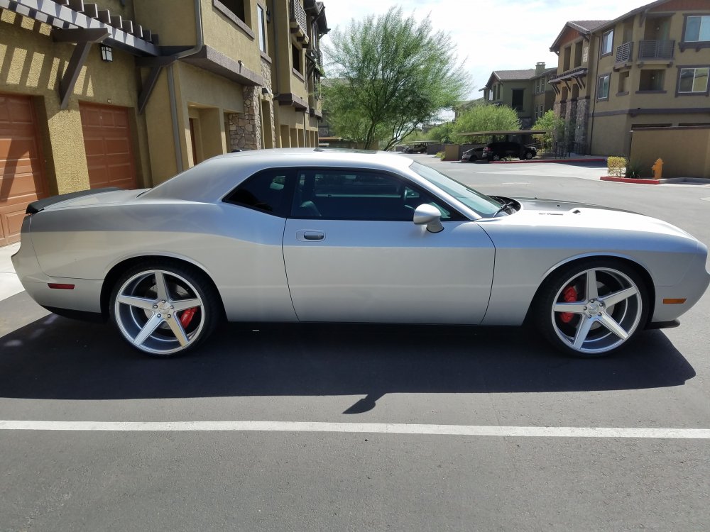 Серебристый dodge Challenger srt8