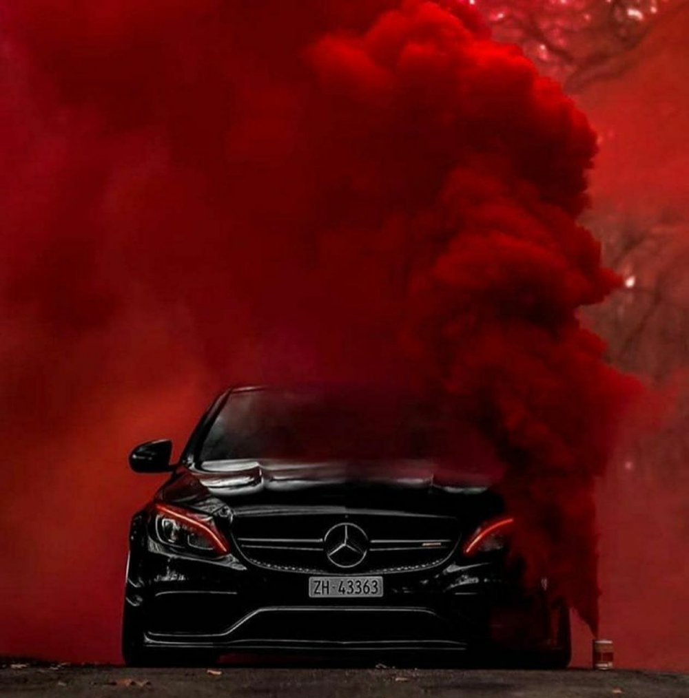 Чёрный Мерседес s63 AMG дрифт