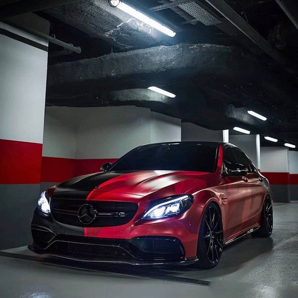 Красно черный Мерседес c63