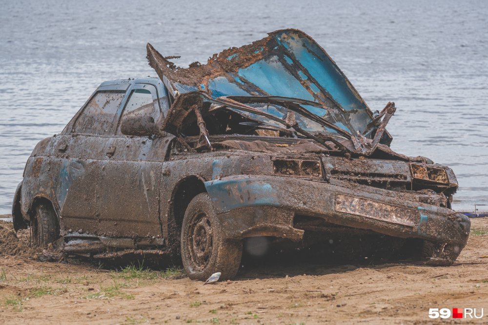 Старый затонувший автомобиль