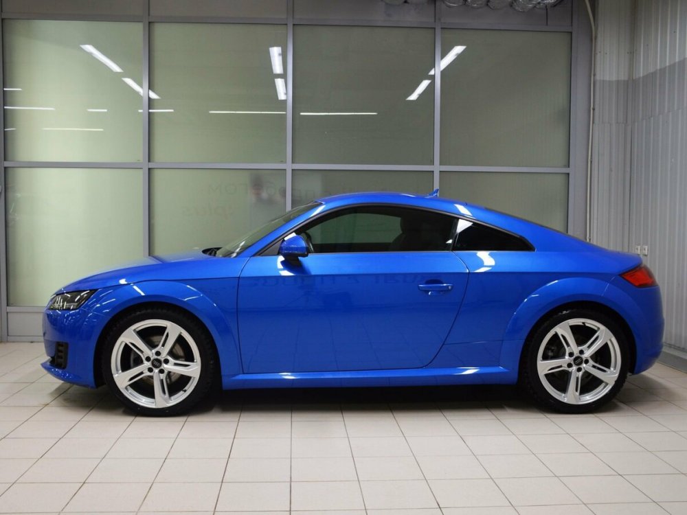 Audi TT голубая