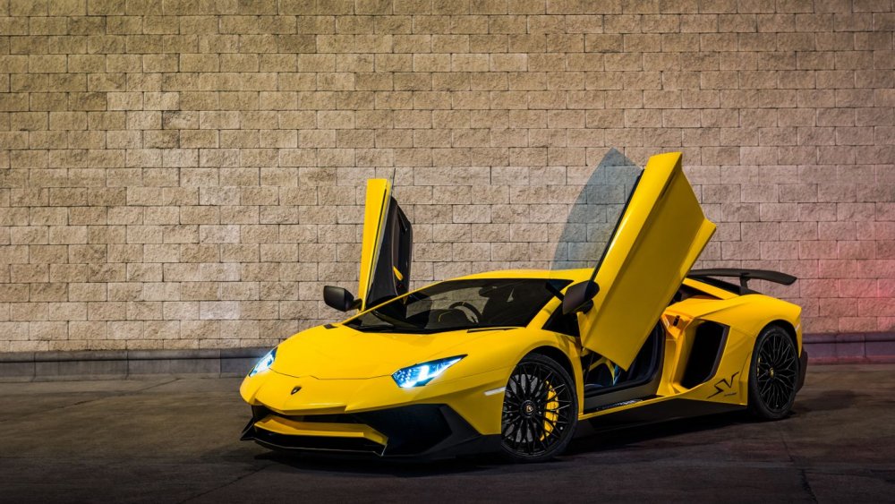 Lamborghini Aventador желтый