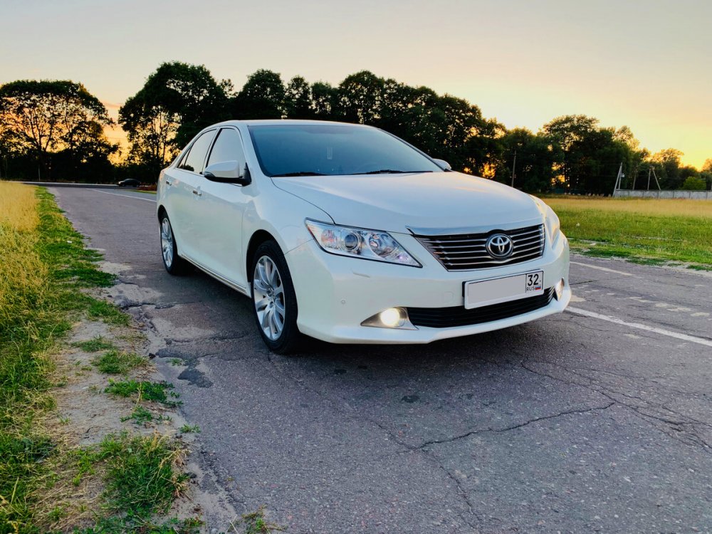 Toyota Camry 2013 белая