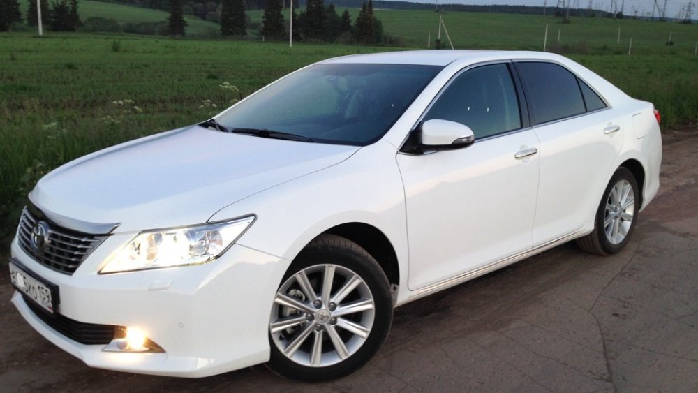 Toyota Camry v50 белая