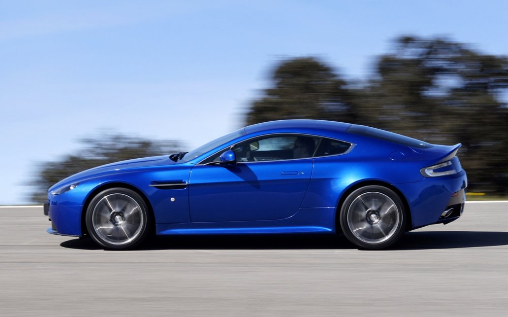 Aston Martin Vantage 2011