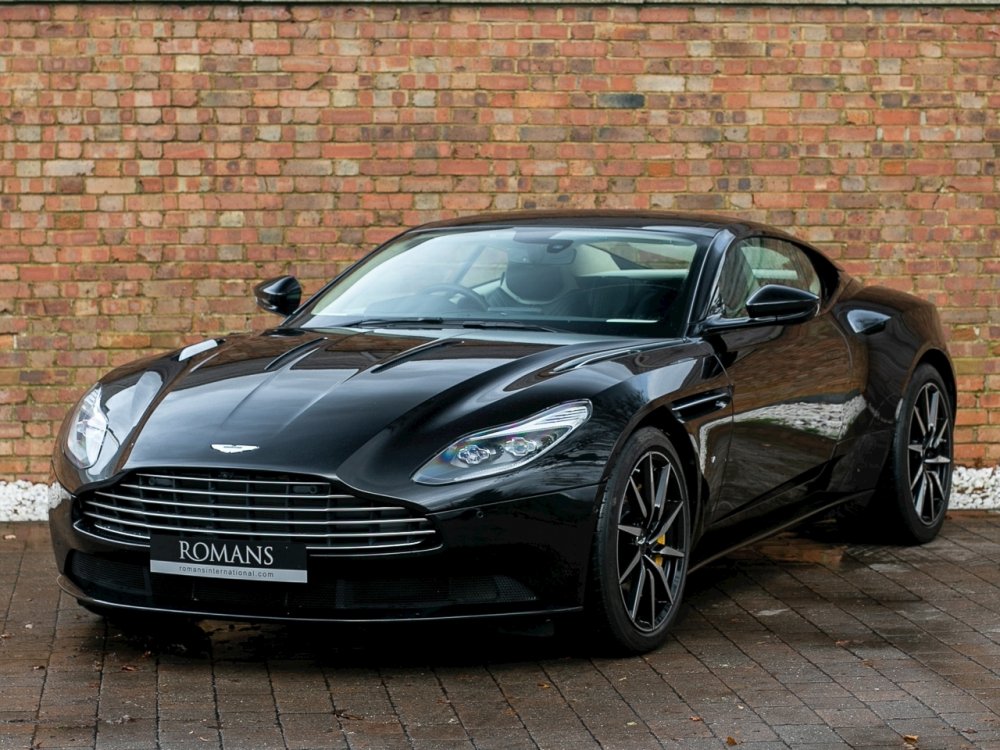 Aston Martin db11 черный