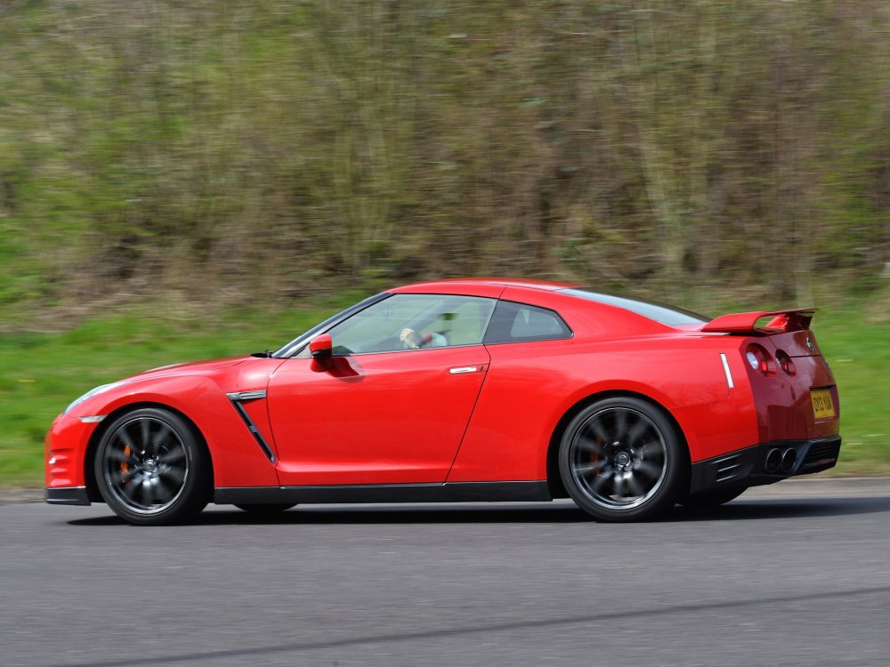 Nissan GTR r35 красный