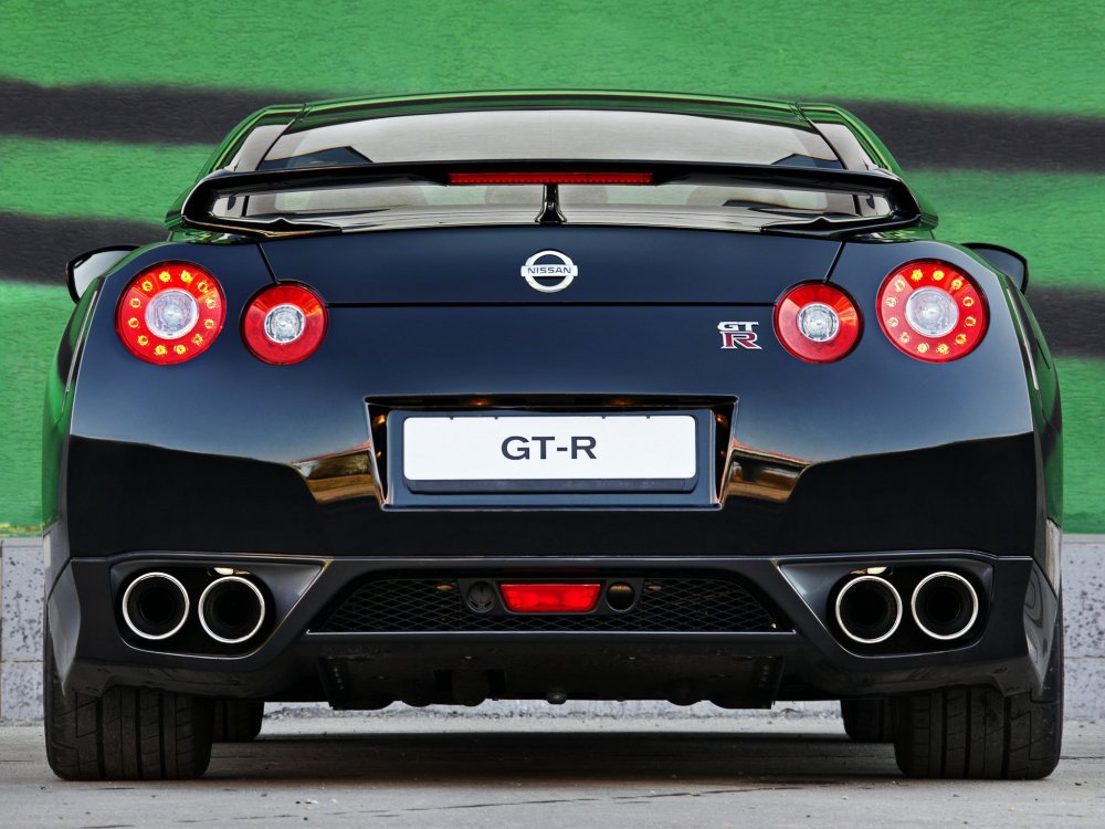 Nissan GTR r35 сбоку