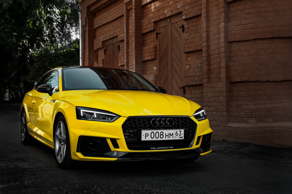 Audi rs3 sedan желтая