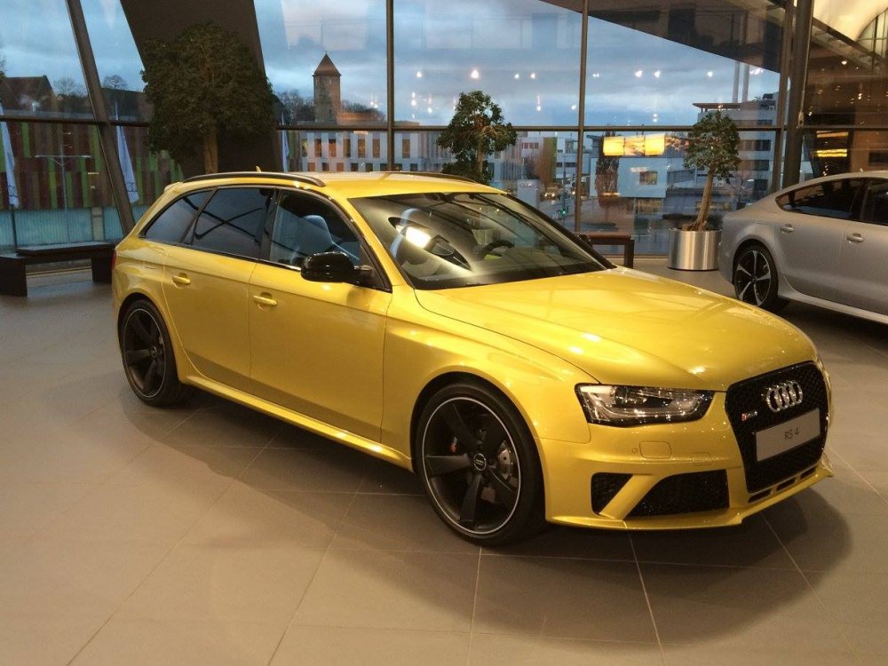 Audi rs4 Yellow