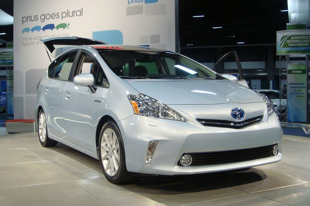 Toyota Prius Alpha левый руль