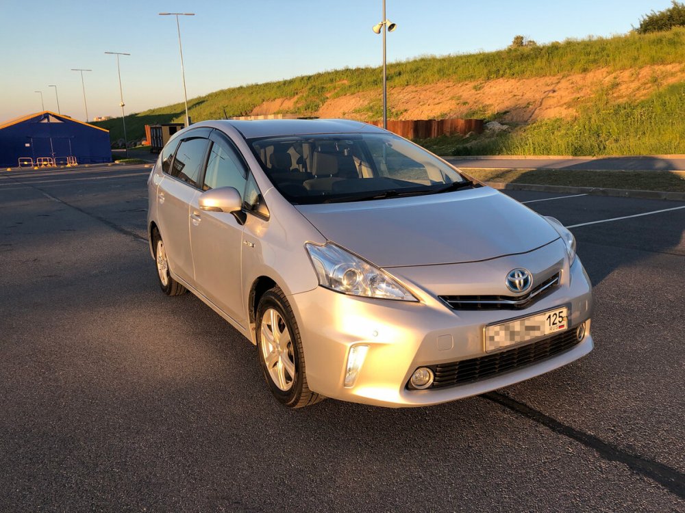 Автомобиль toyota prius alpha