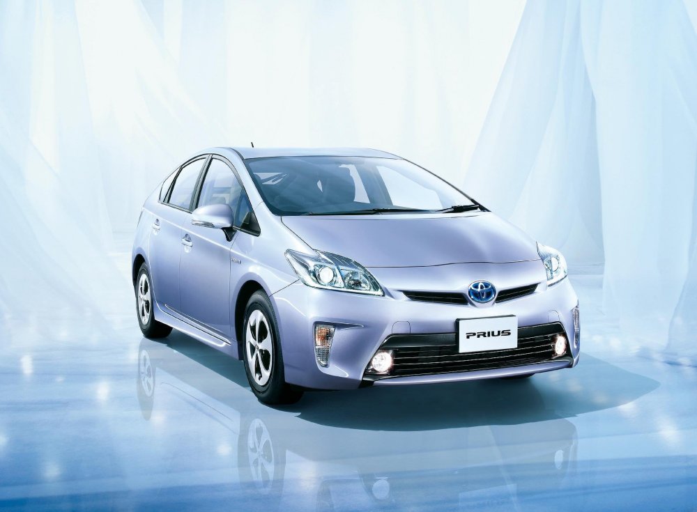 Toyota Prius Alpha 2011 белый фон