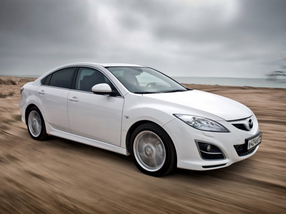 Белый седан Mazda 6