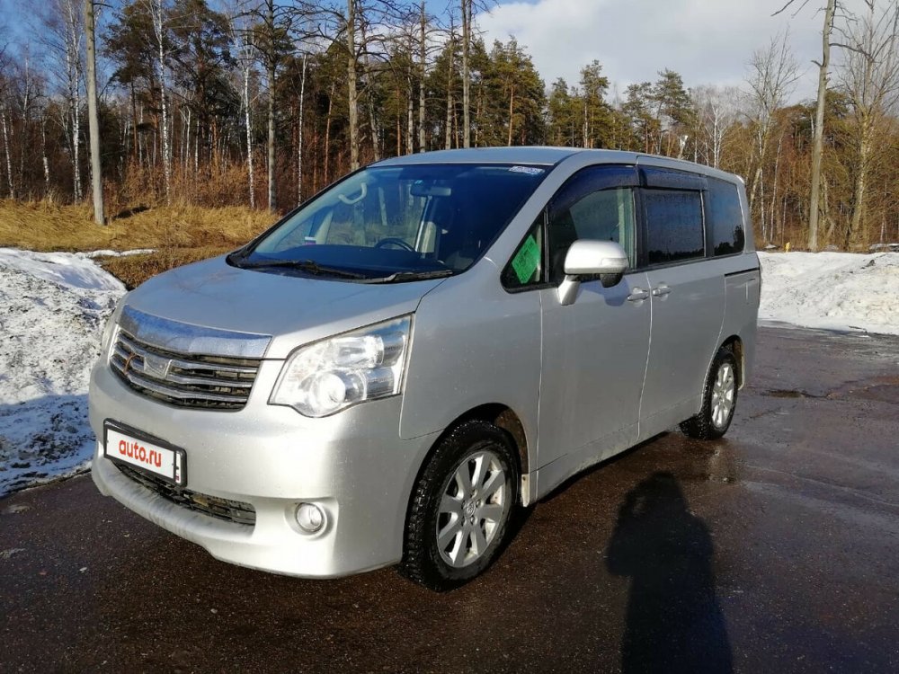 Минивэн Toyota Noah