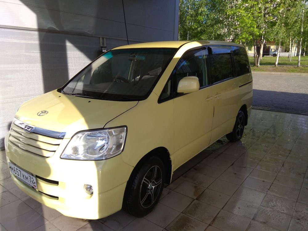 Toyota Noah 2.4