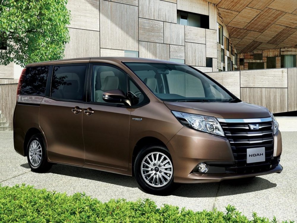 Минивэн Toyota Noah Hybrid 2015