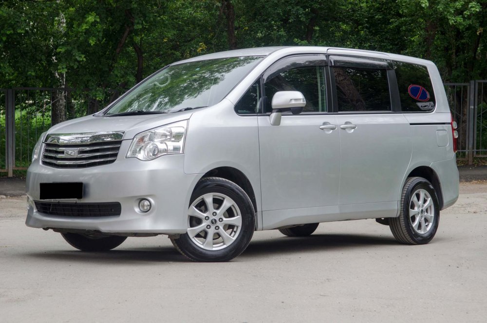 Toyota Noah 2011