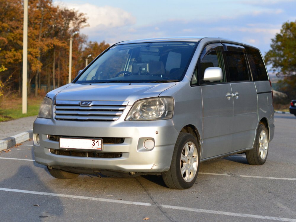 Toyota минивэн Noah 2000