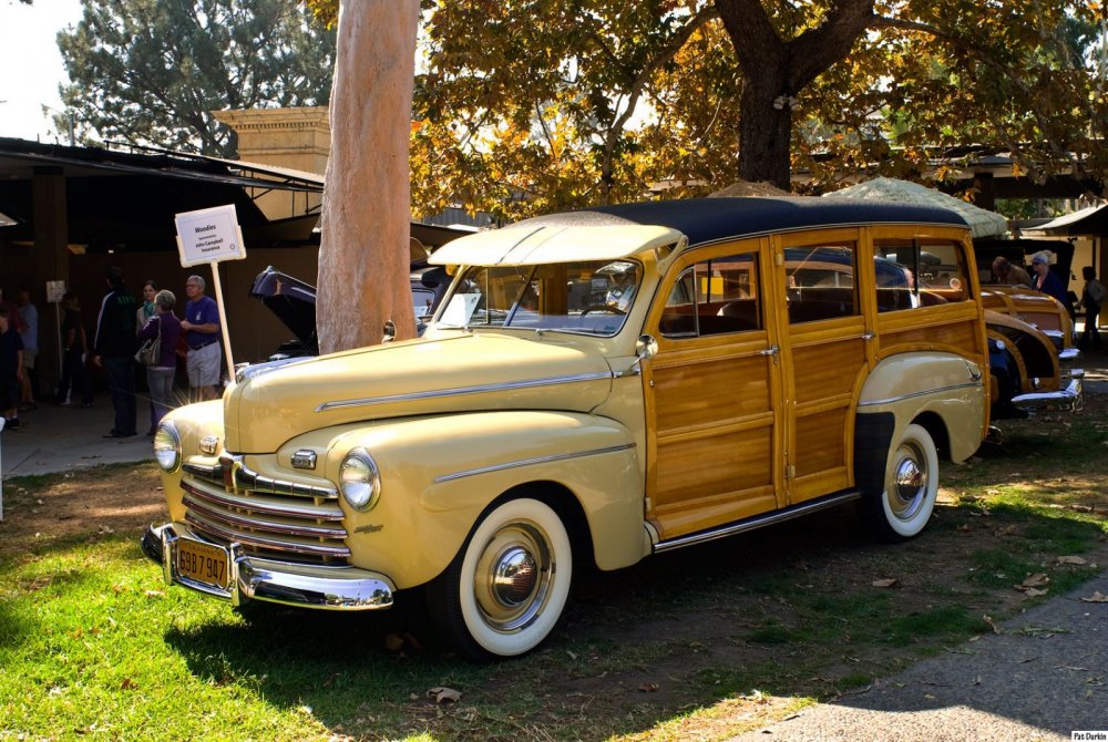 Ford v8 ("Woody") Deluxe Station Wagon