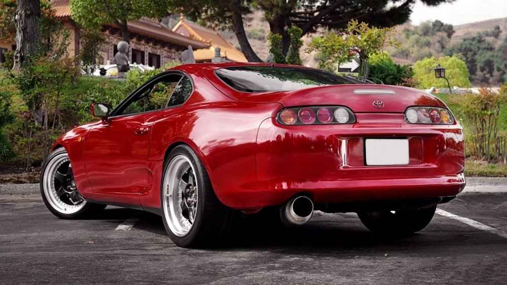 Toyota Supra красная