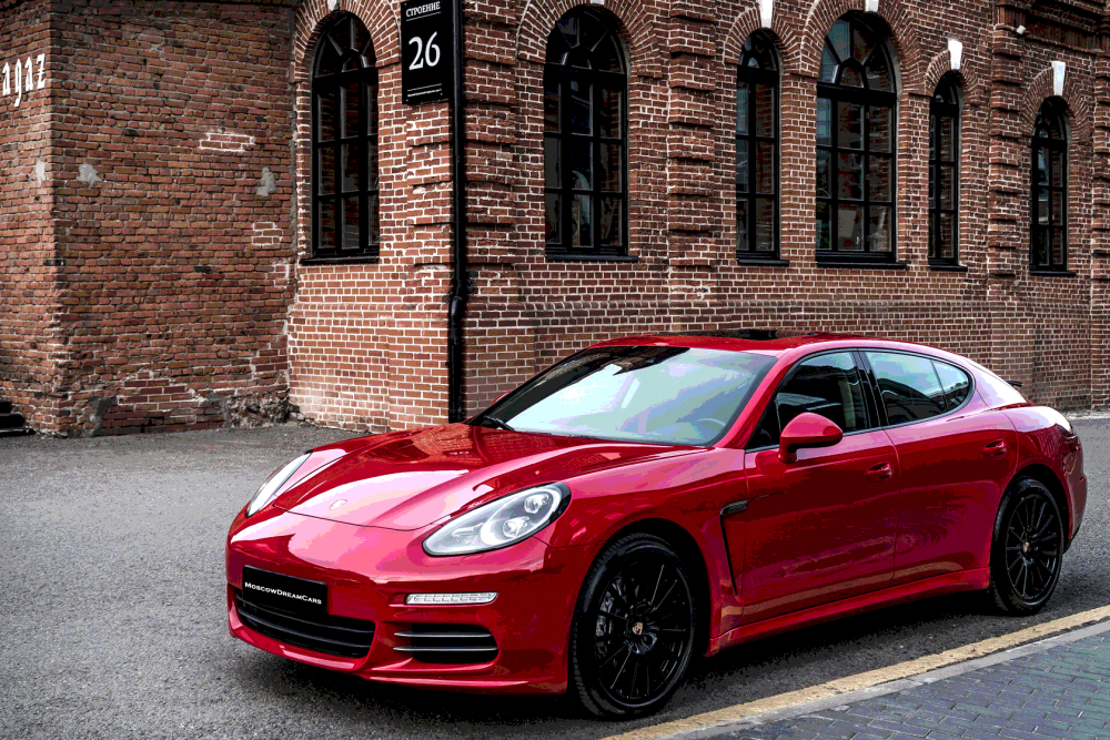 Porsche Panamera 4s красная