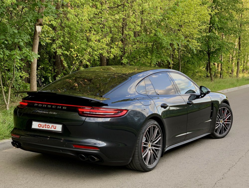 Porsche Panamera Turbo сзади