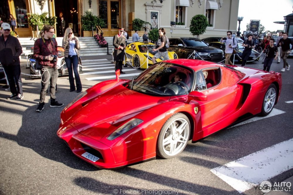 Автомобиль Enzo Ferrari