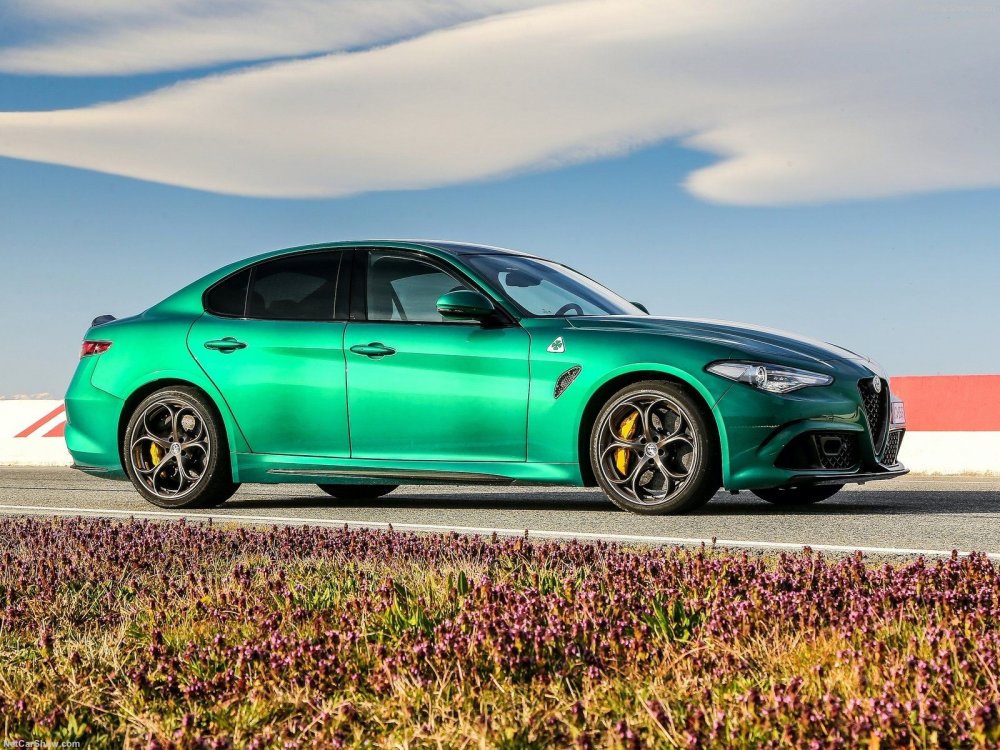 Alfa Romeo Giulia зеленая