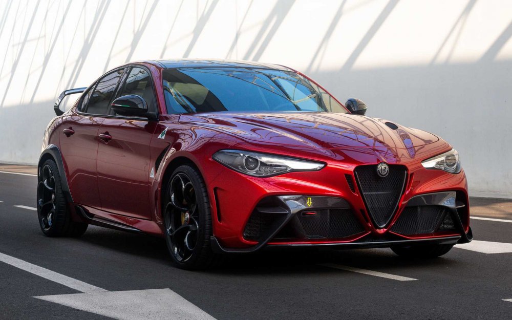 Альфа Ромео Giulia Quadrifoglio