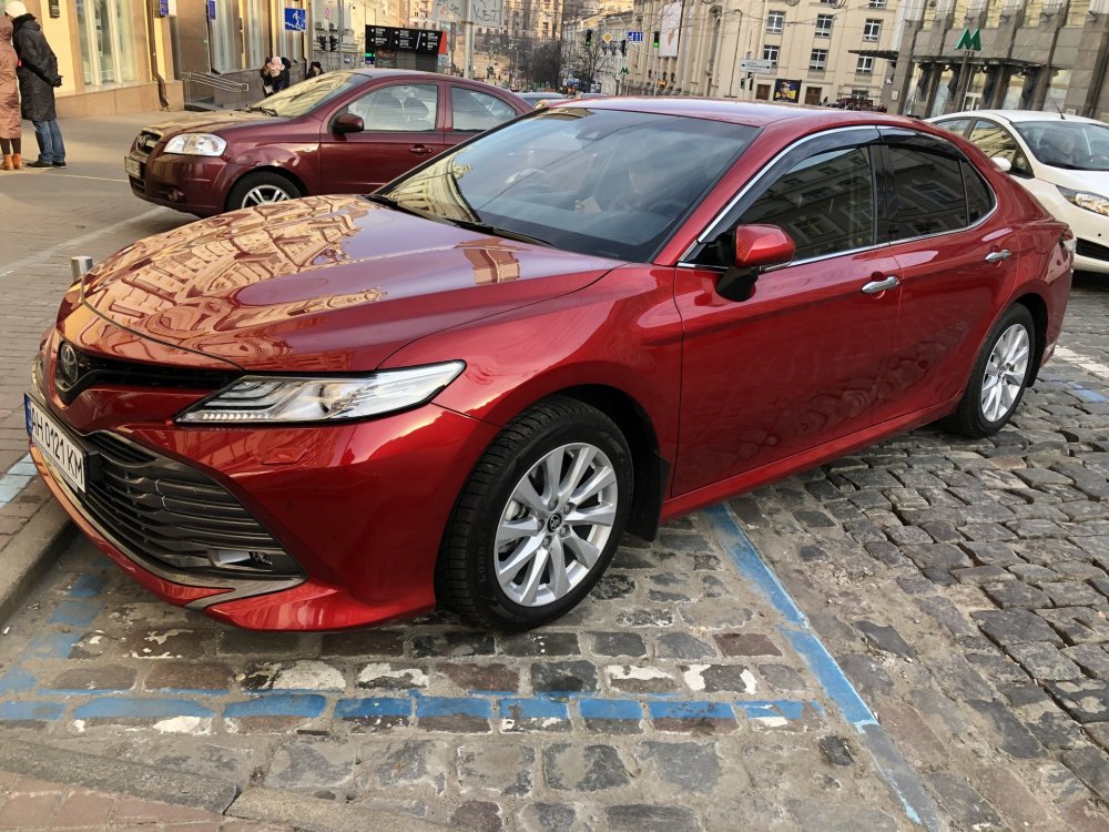 Toyota Camry красная