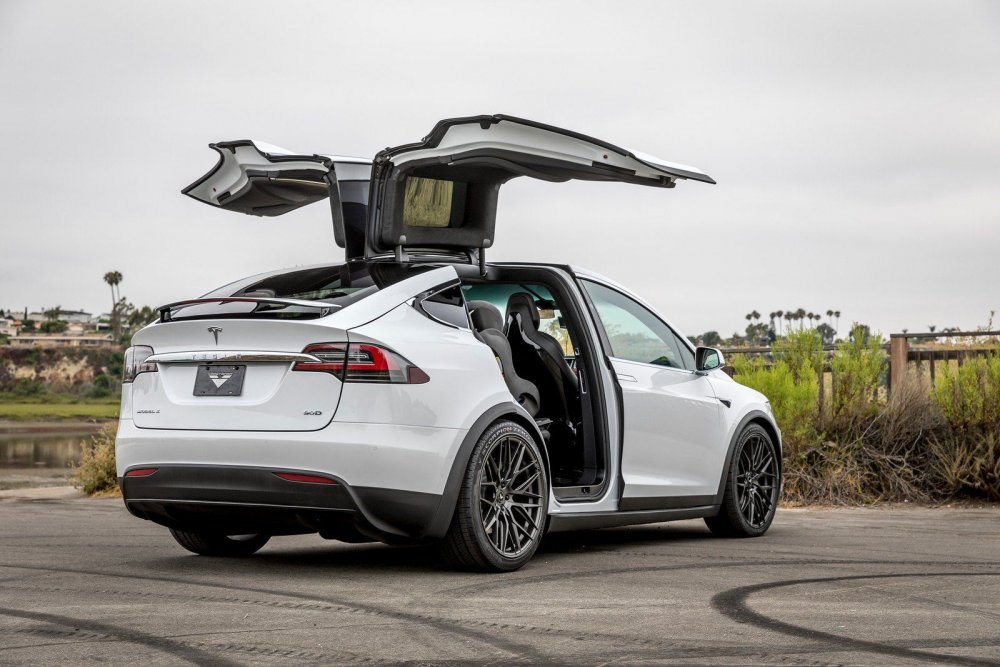 Автомобиль Tesla model x