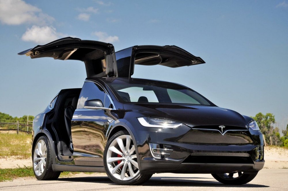 Тесла кроссовер model x красный