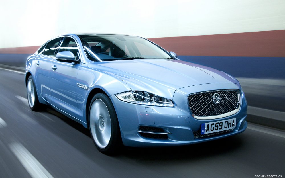 Jaguar XJ 2015 голубой