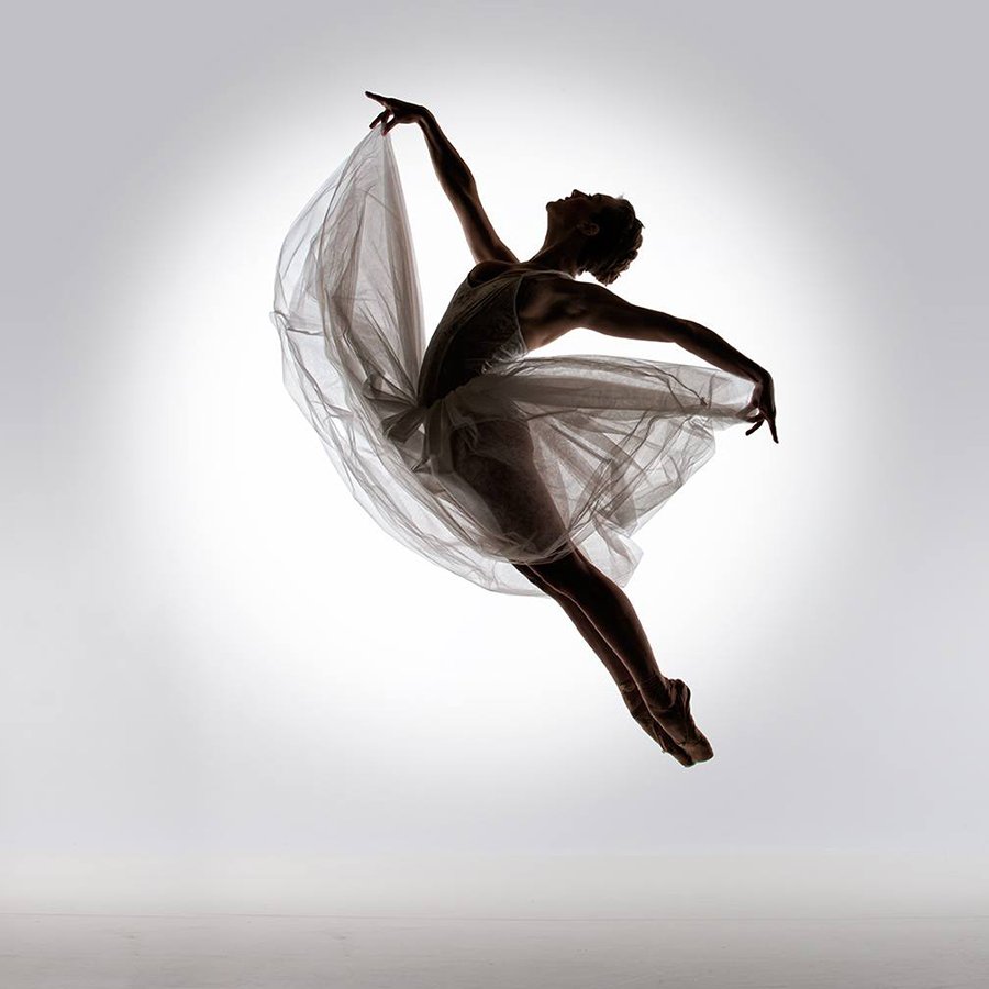 Балерина в круге живопись