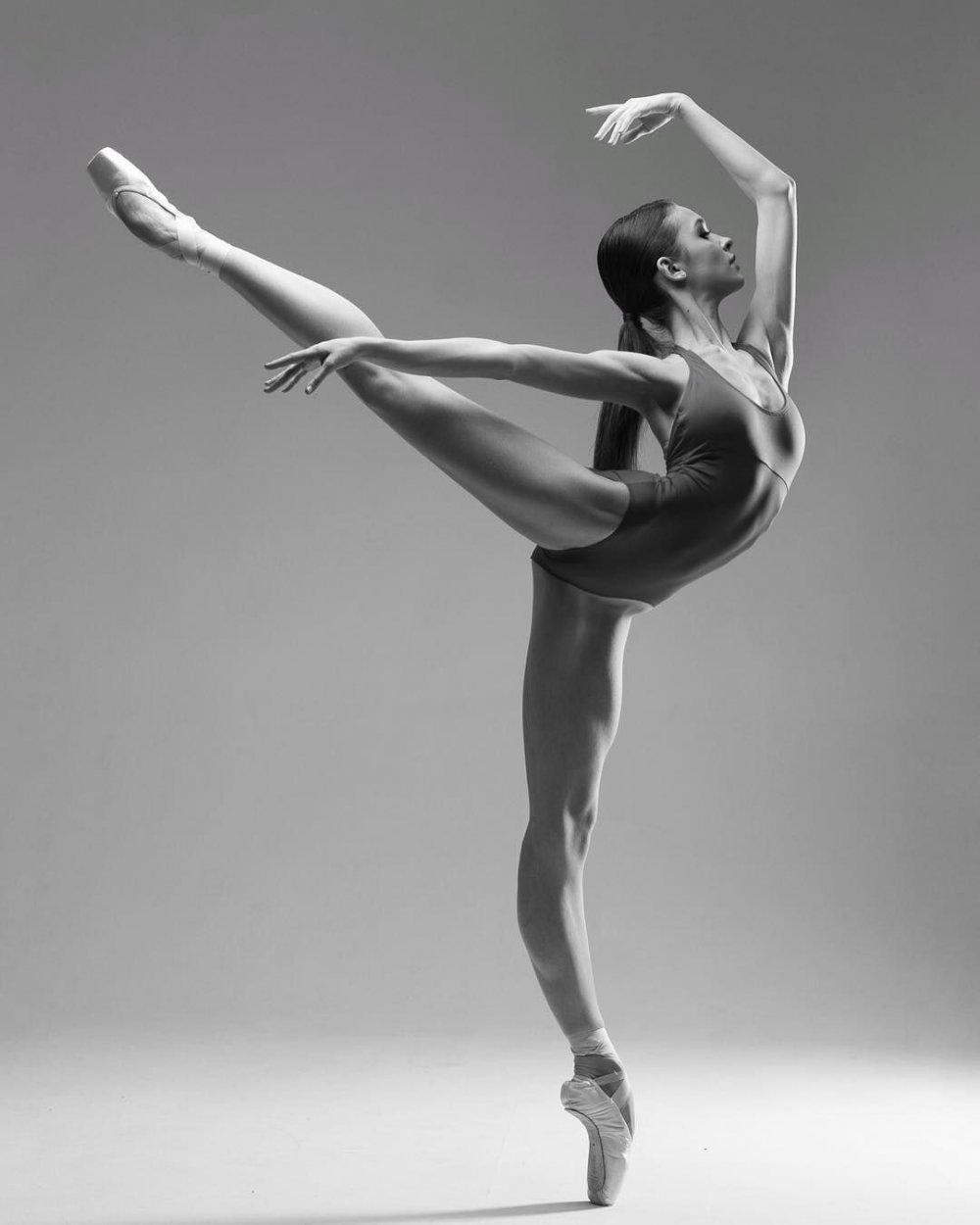 Балерина на черном фоне
