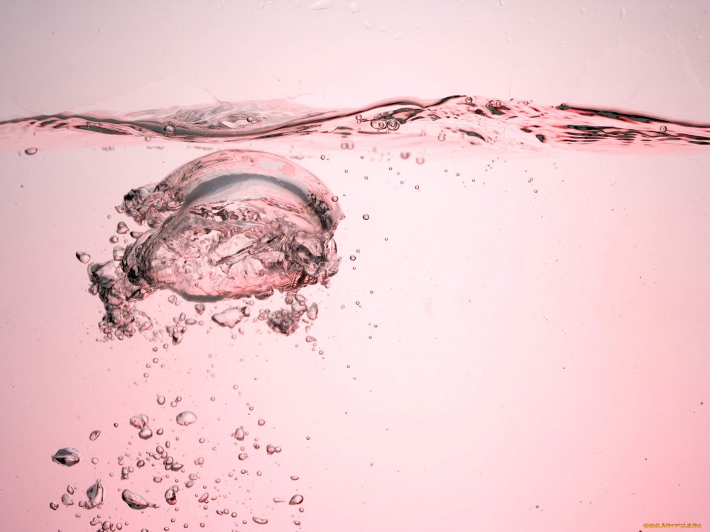 Стакан с розовой водой