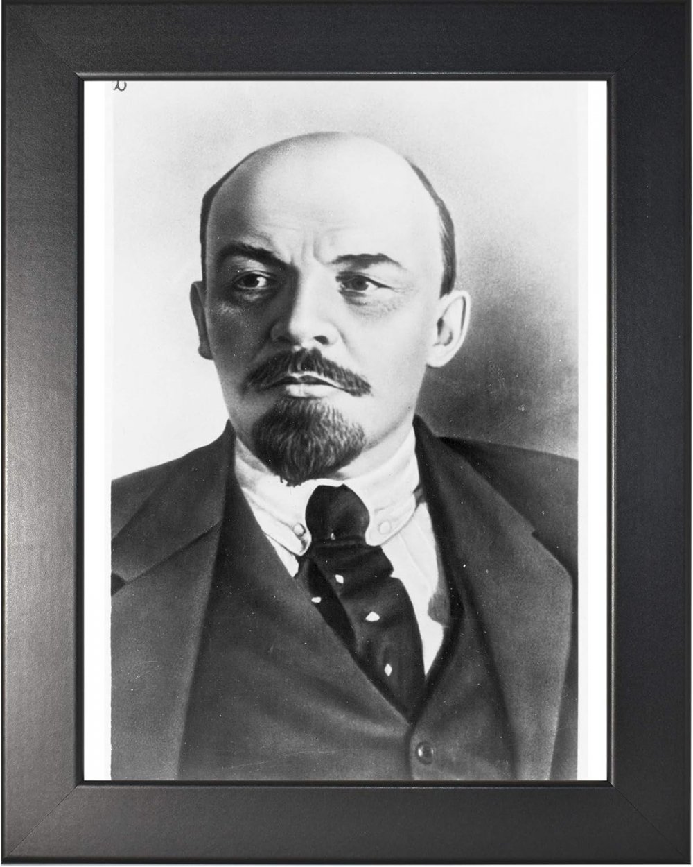 Владимир Ленин на фоне флага СССР