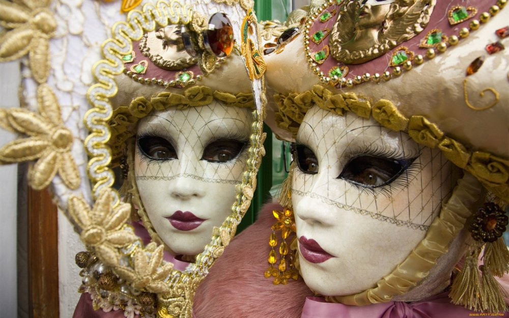 Театральные костюмы и маски