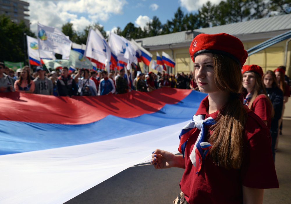 Россияне с флагами