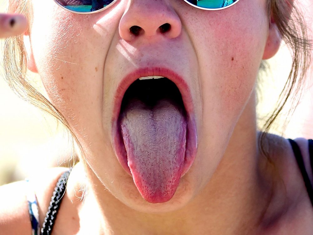 Tongue девочка