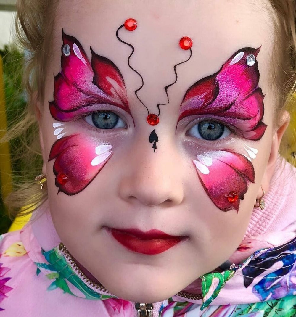 Красная бабочка на лице у ребенка