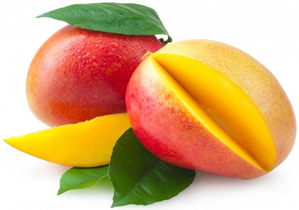 Разрезанный манго на белом фоне