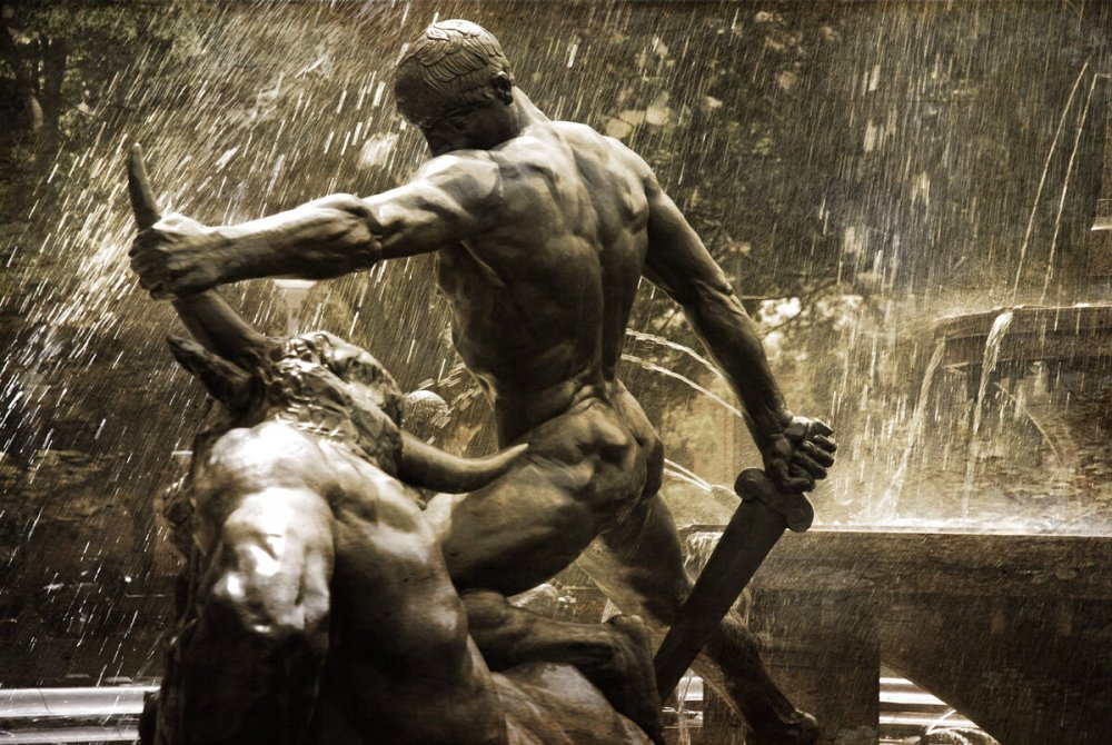 Тесей побеждает Минотавра скульптура