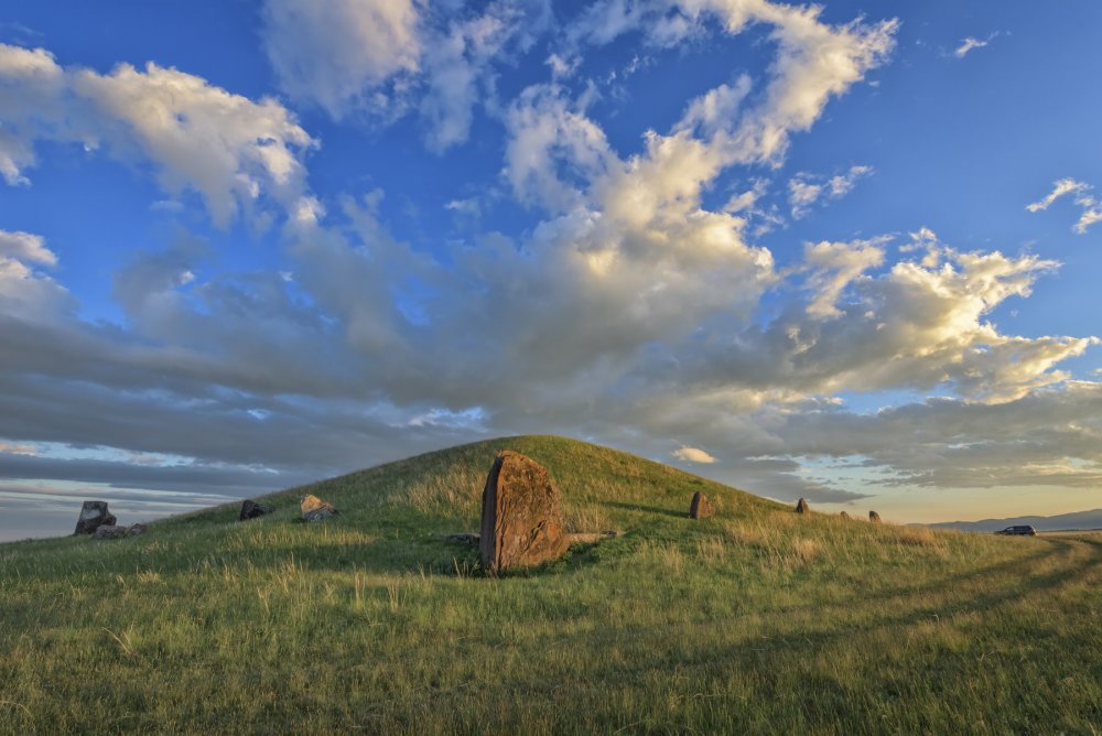 Степь с курганами Хакасия