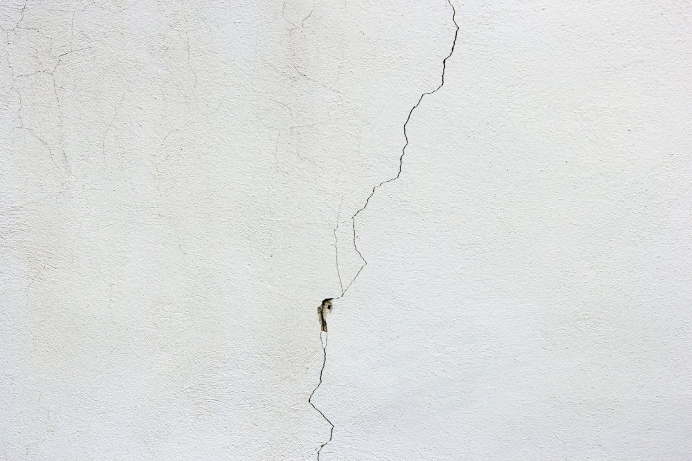 Белая стена с трещинами
